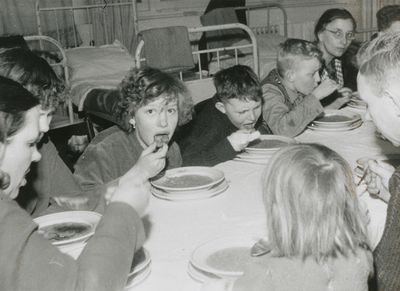 876816 Afbeelding van een groep kinderen afkomstig uit de provincie Zeeland die aan het eten is in het opvanghuis ...